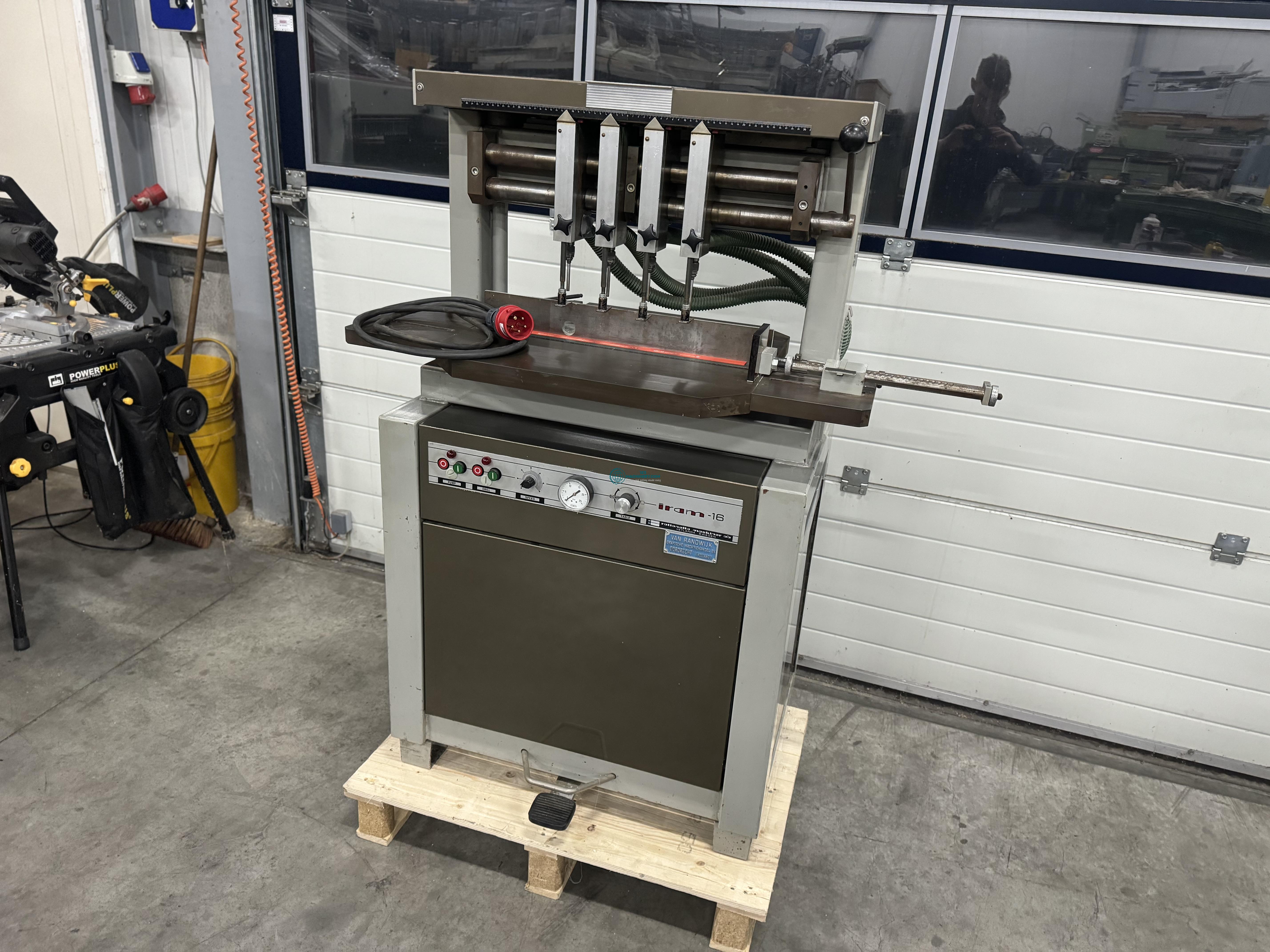 Toon advertentie Paper drill 4 head