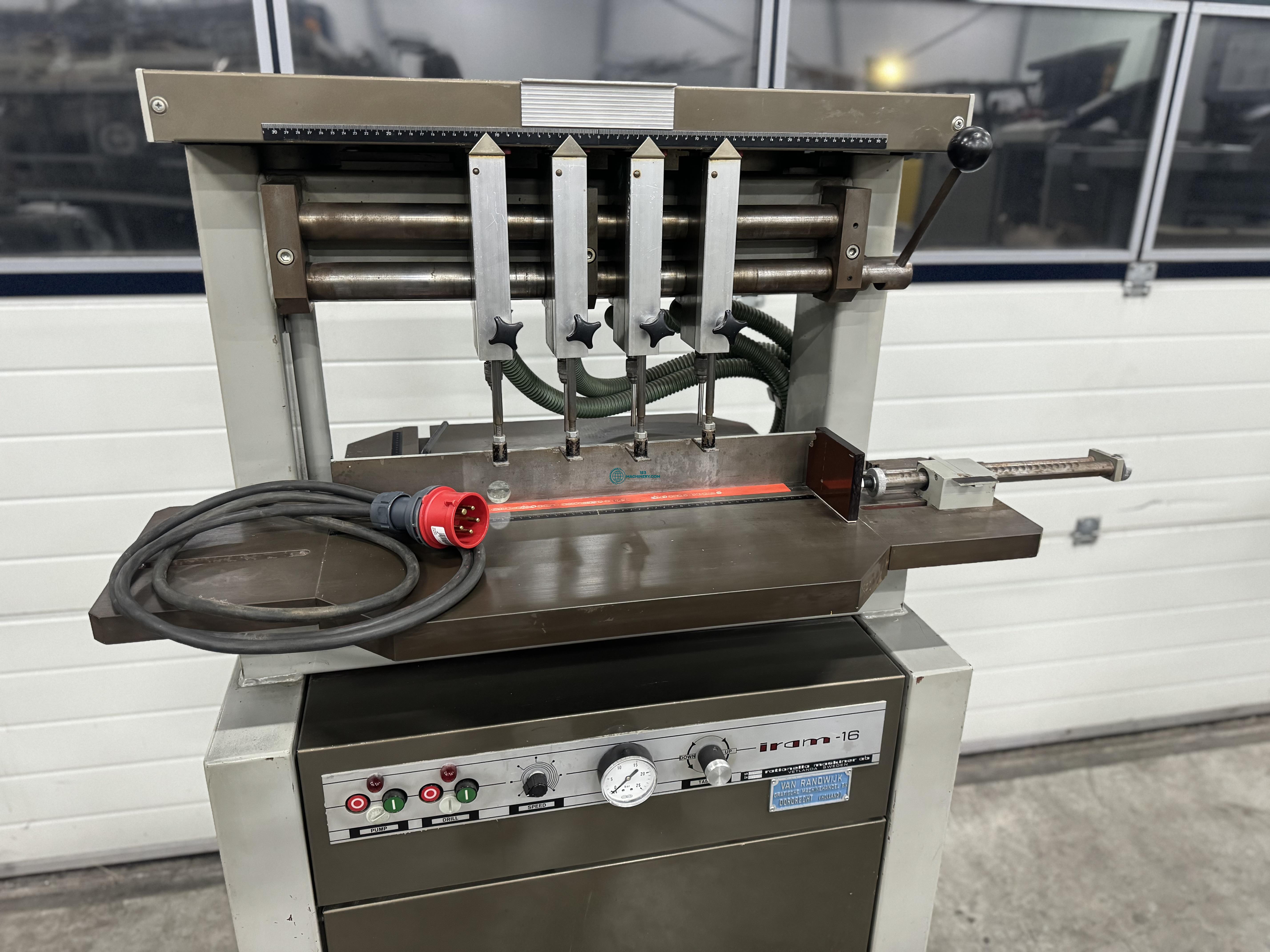 Toon advertentie Paper drill 4 head