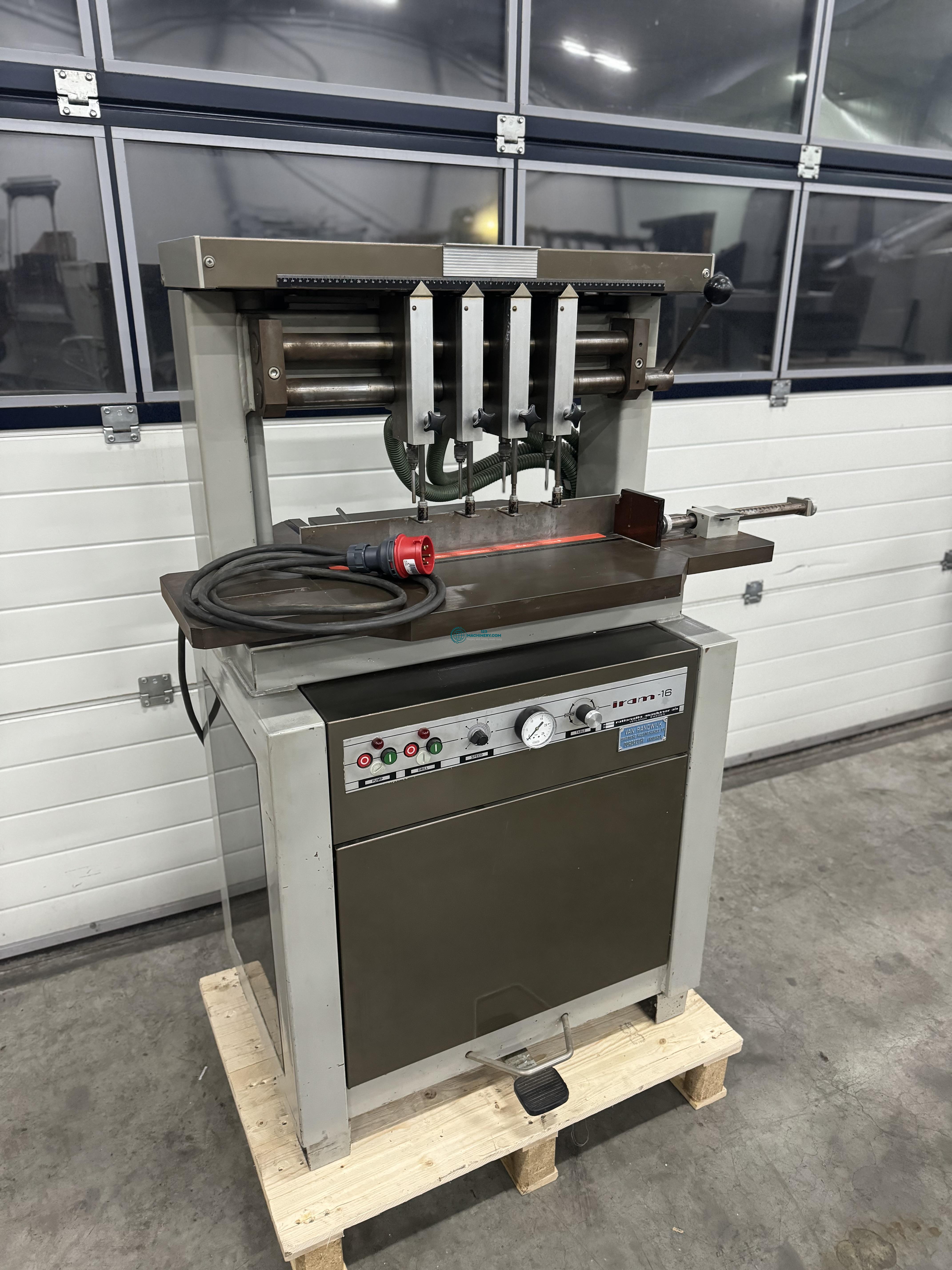 Toon advertentie Paper drill 4 head