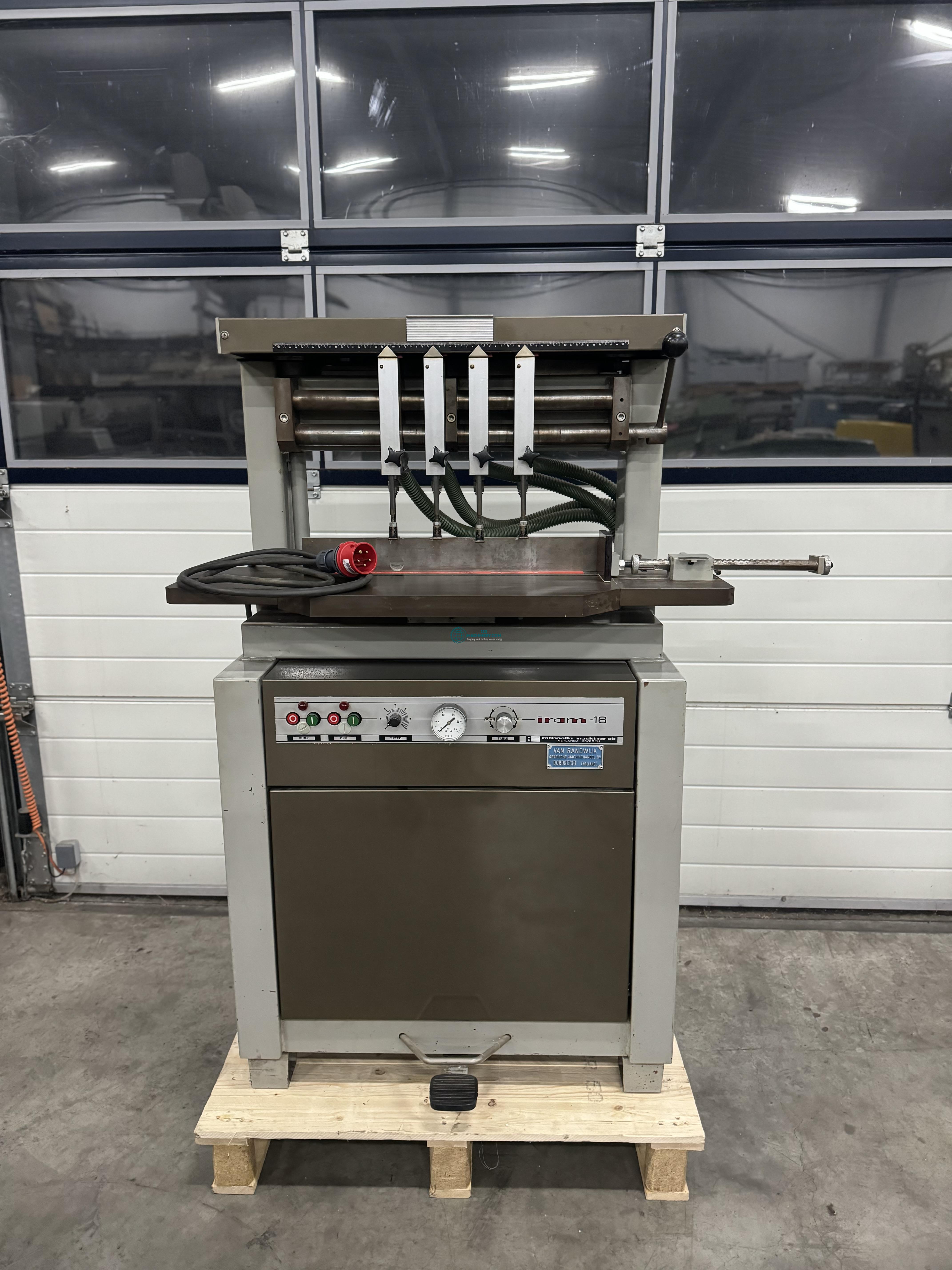 Toon advertentie Paper drill 4 head