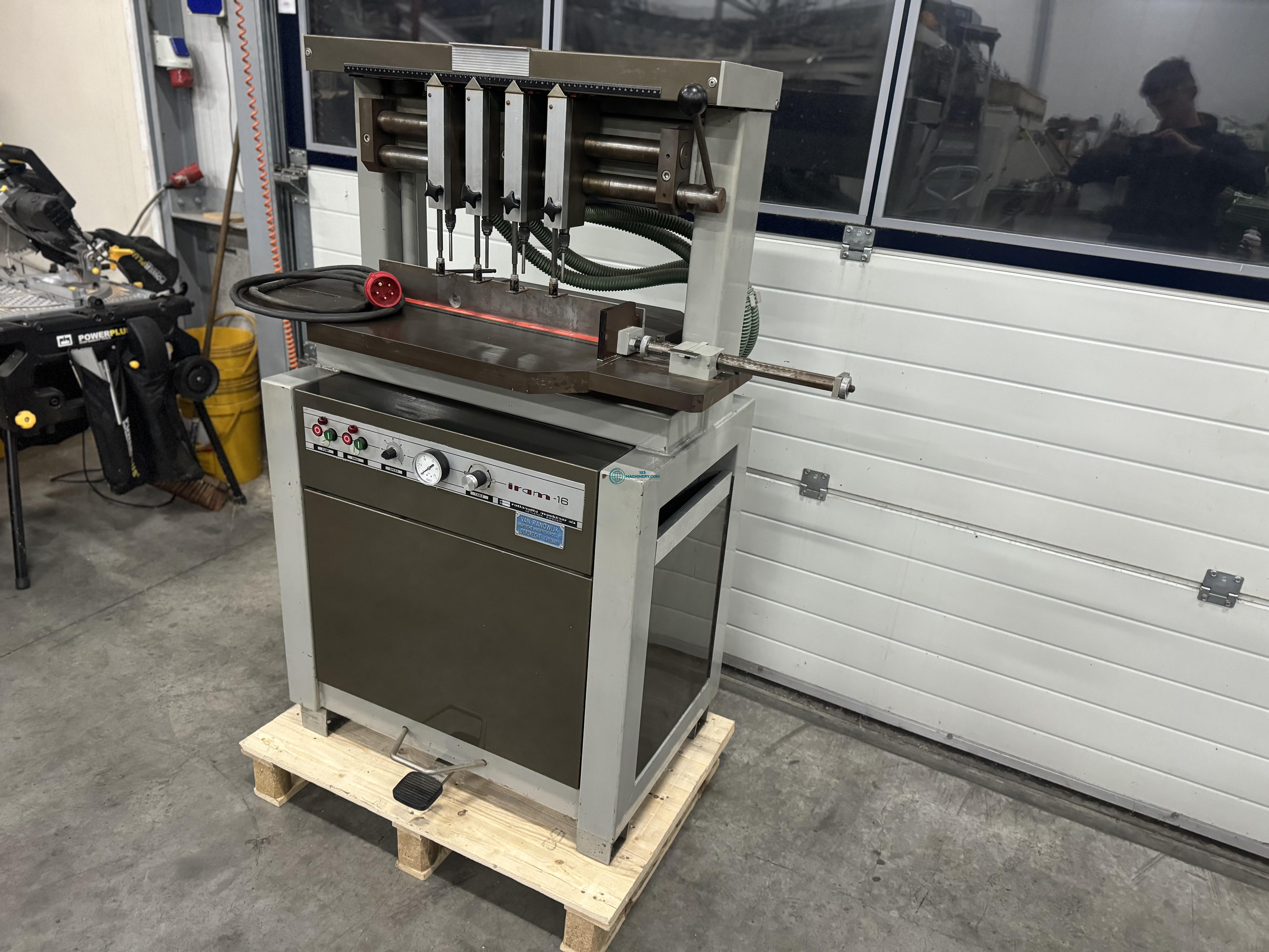 Toon advertentie Paper drill 4 head