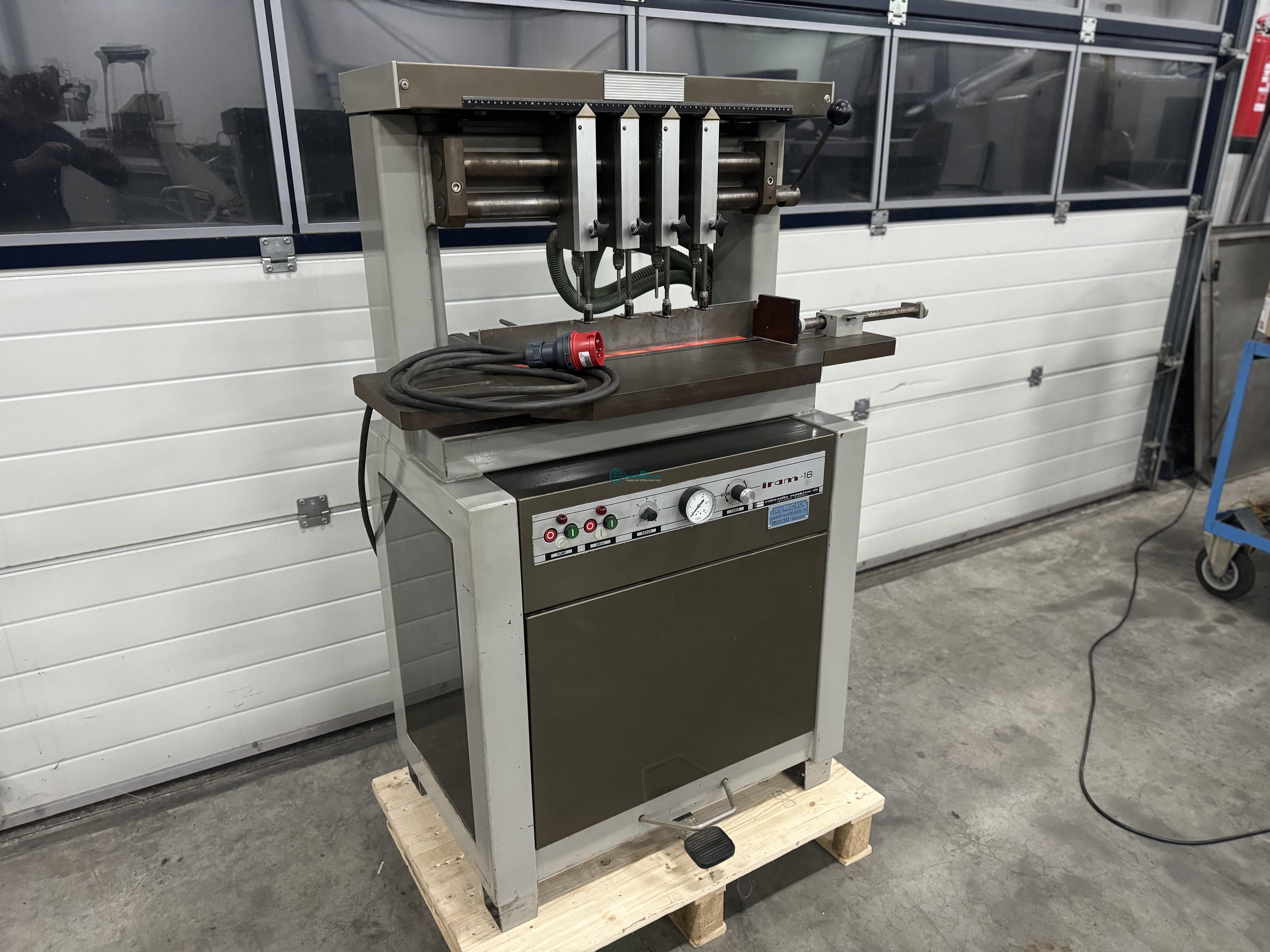 Toon advertentie Paper drill 4 head