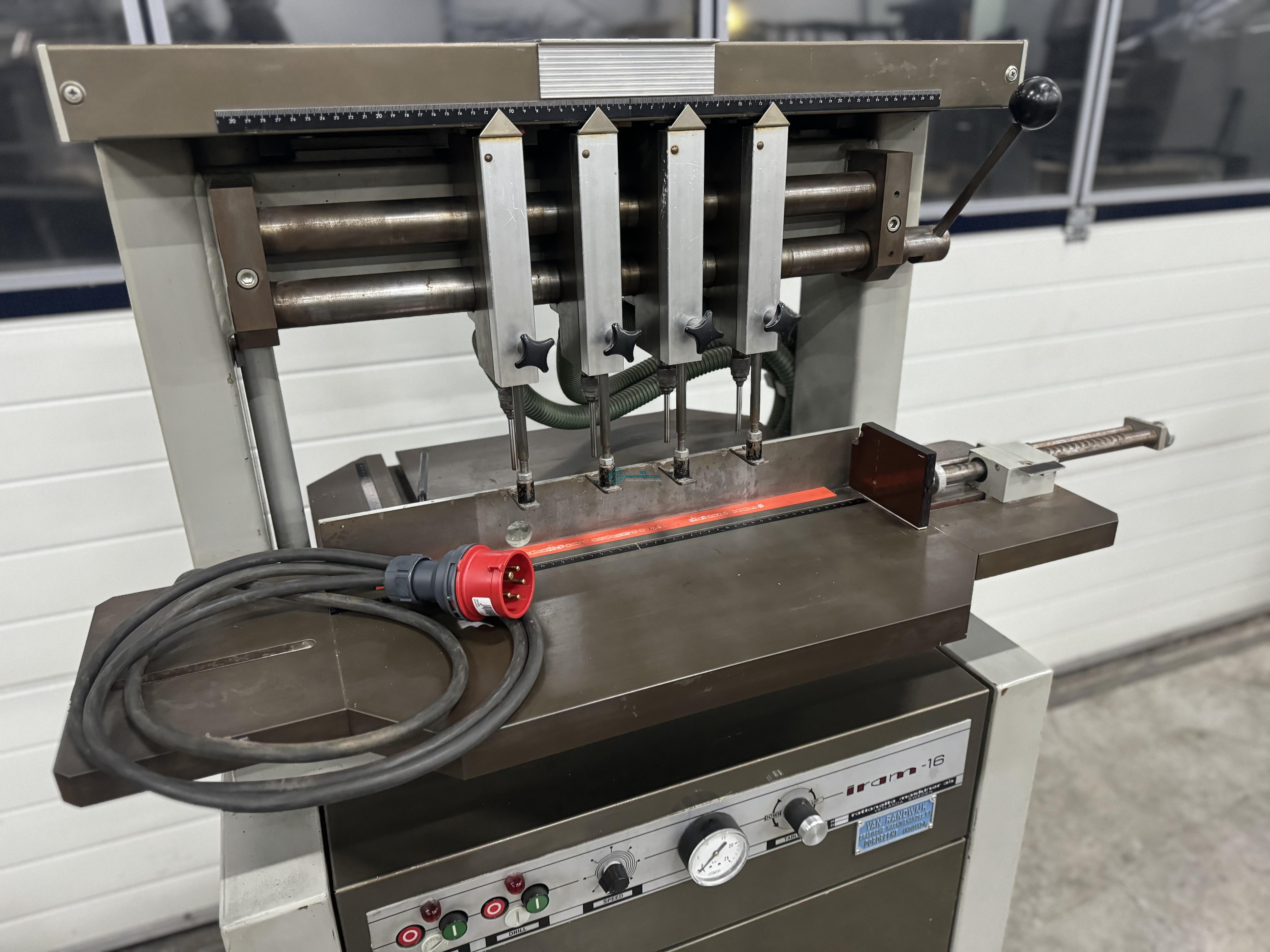 Toon advertentie Paper drill 4 head