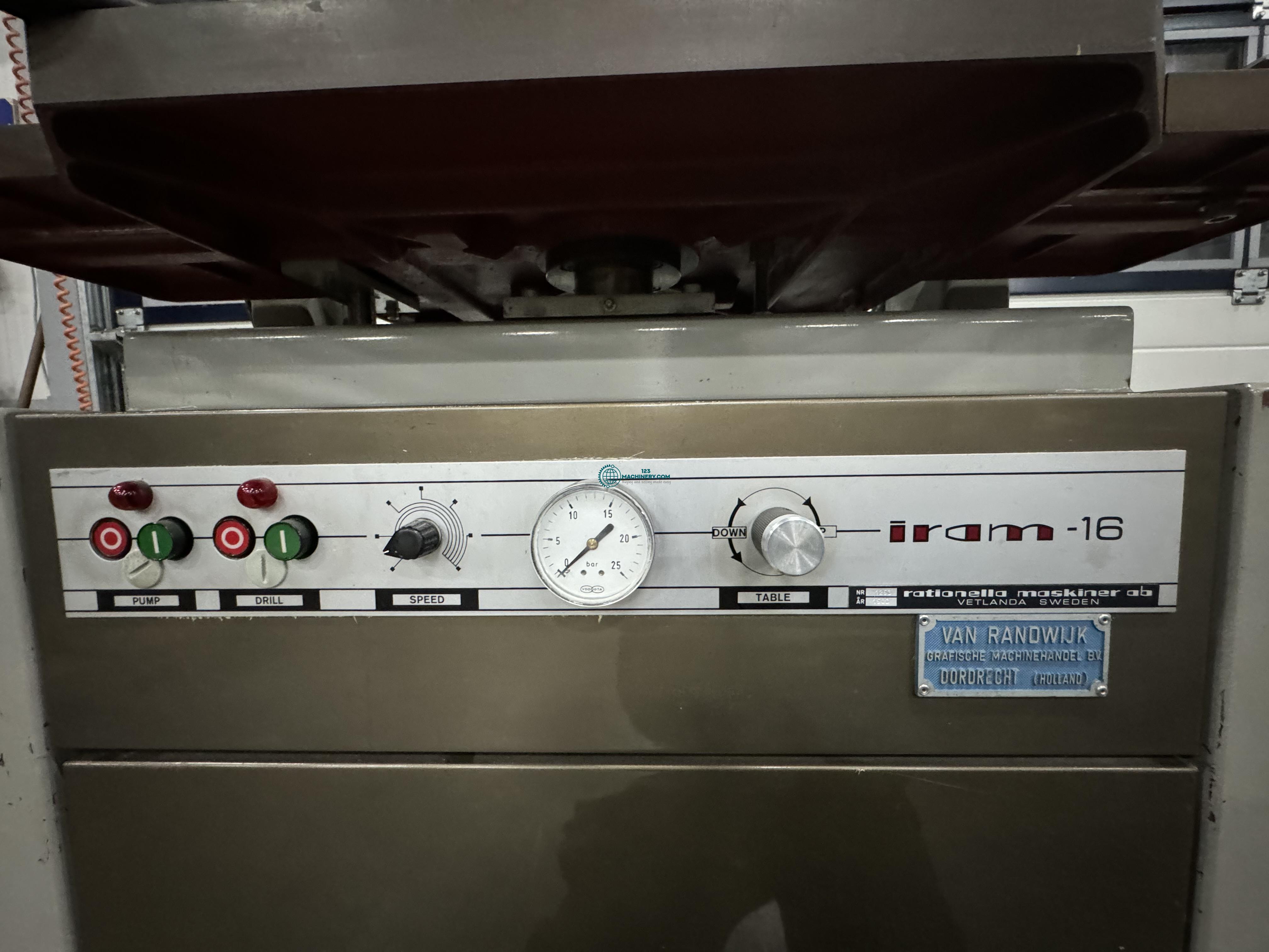 Toon advertentie Paper drill 4 head