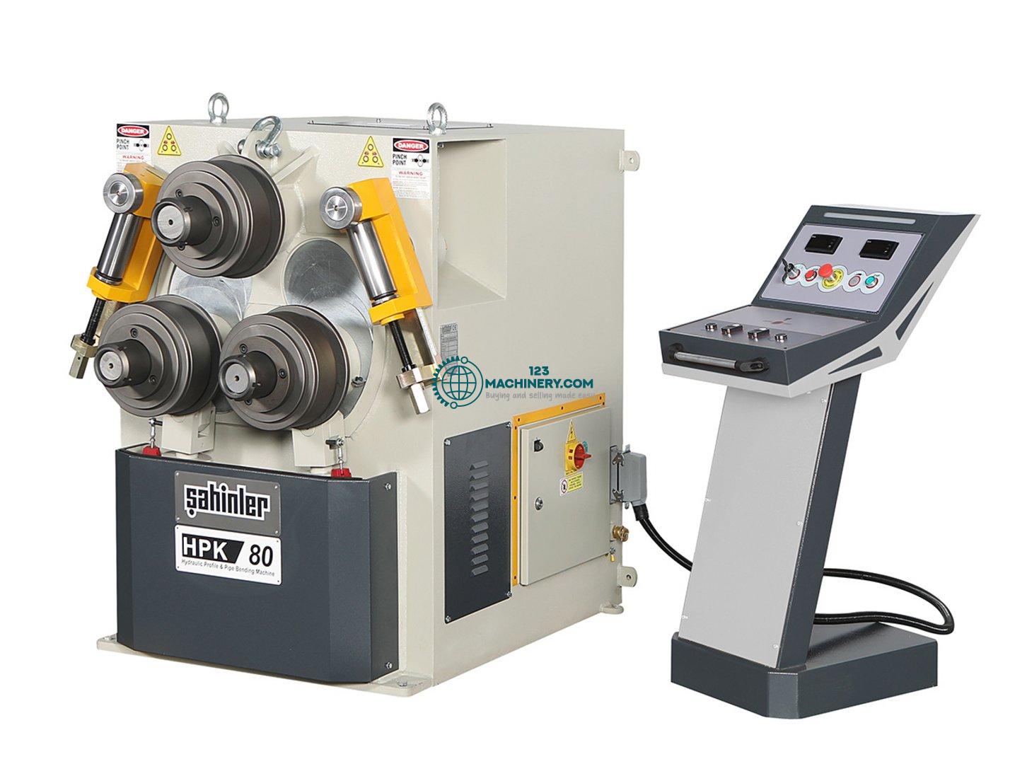 Profile bending machine with hydraulic feed of rol