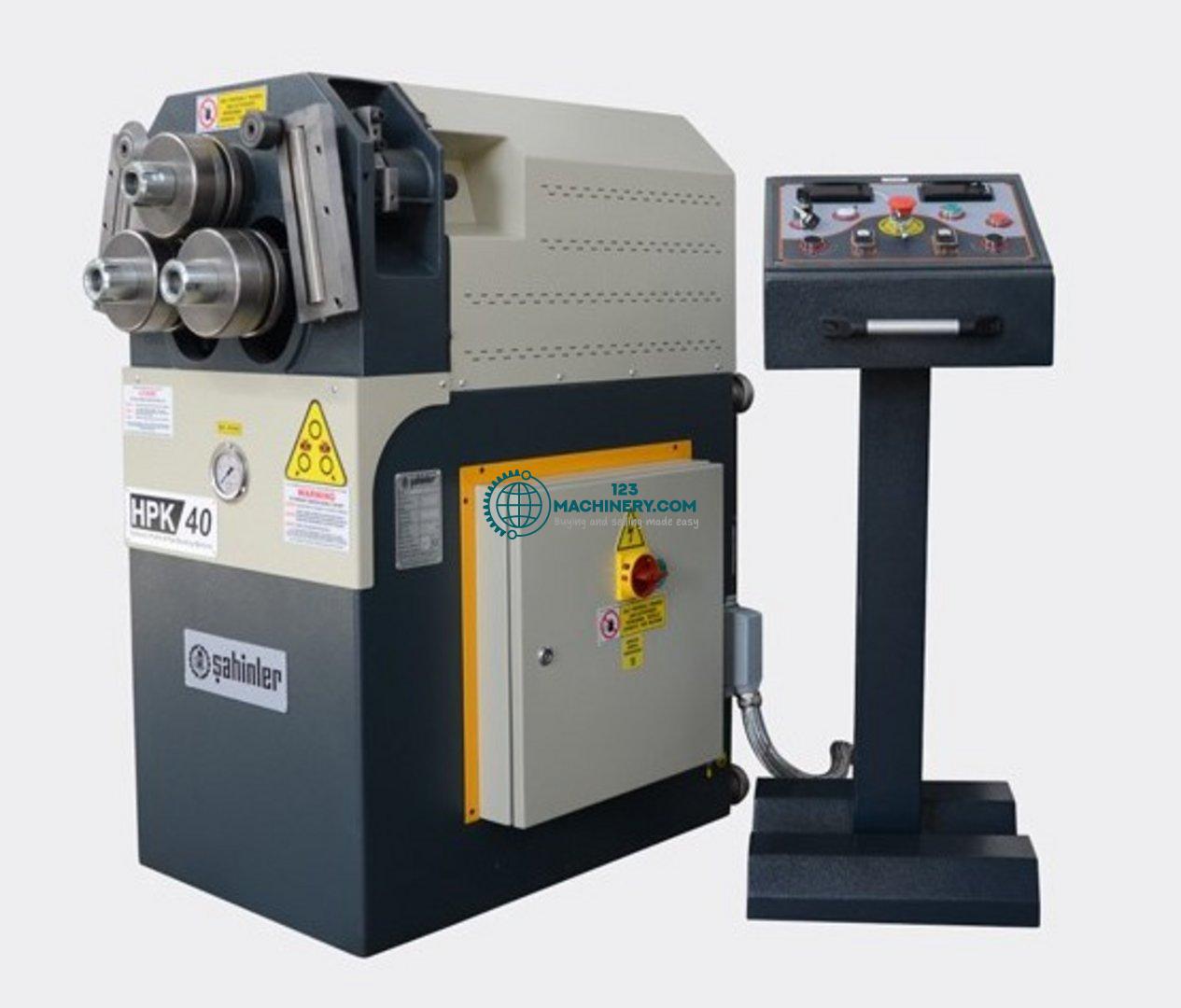 Profile bending machine with hydraulic feed of rol