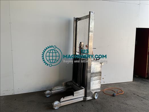 Syspal Tote bin lifter
