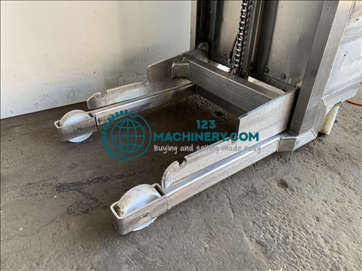 Syspal Tote bin lifter
