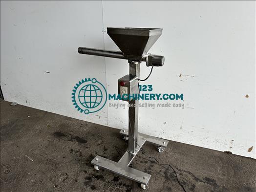 Aksar Hopper and screw feed