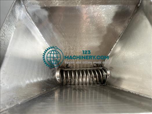 Aksar Hopper and screw feed