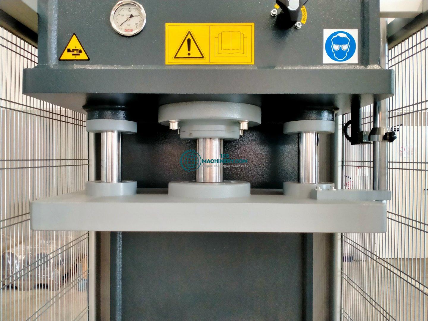 Toon advertentie Hydraulic single column press SICMI PCL 40 A