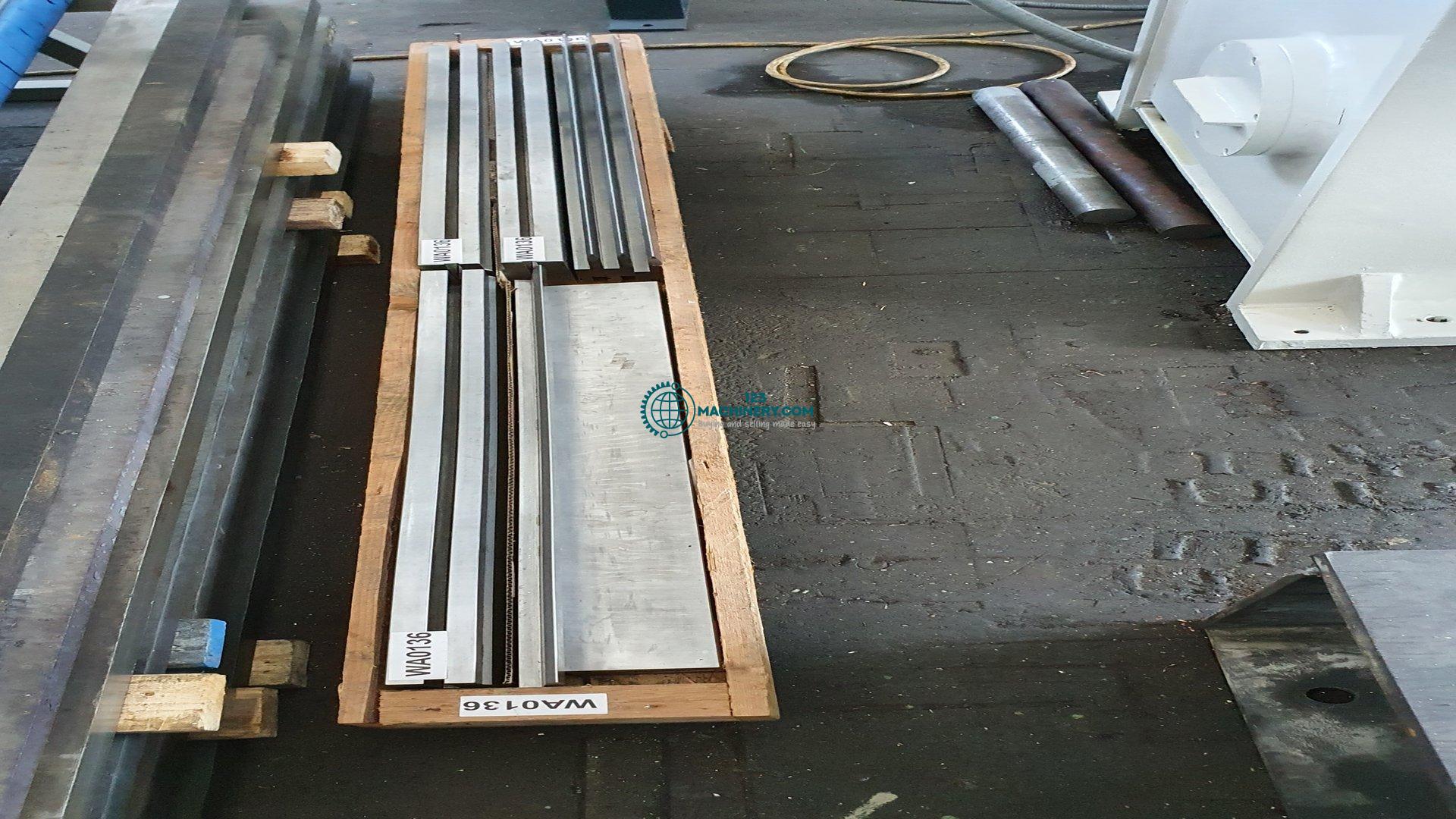 Bending tool flatening system Amada