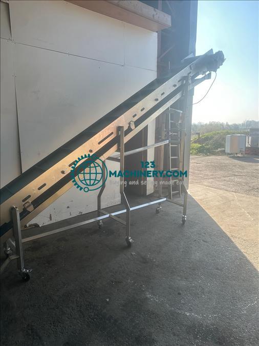 Toon advertentie Ambit Flighted elevator conveyor