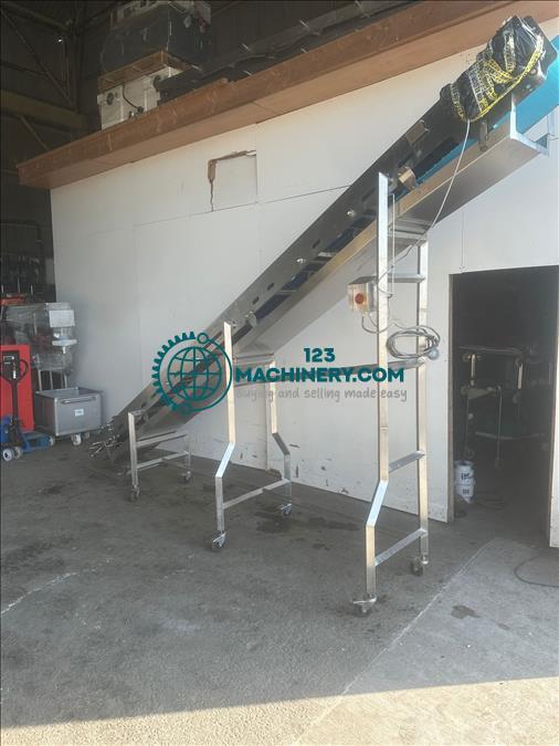 Toon advertentie Ambit Flighted elevator conveyor