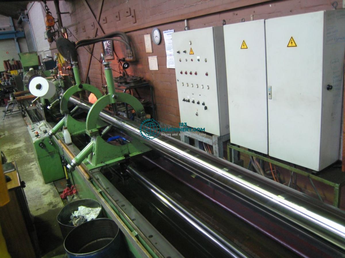 Tieflochbohrmaschine