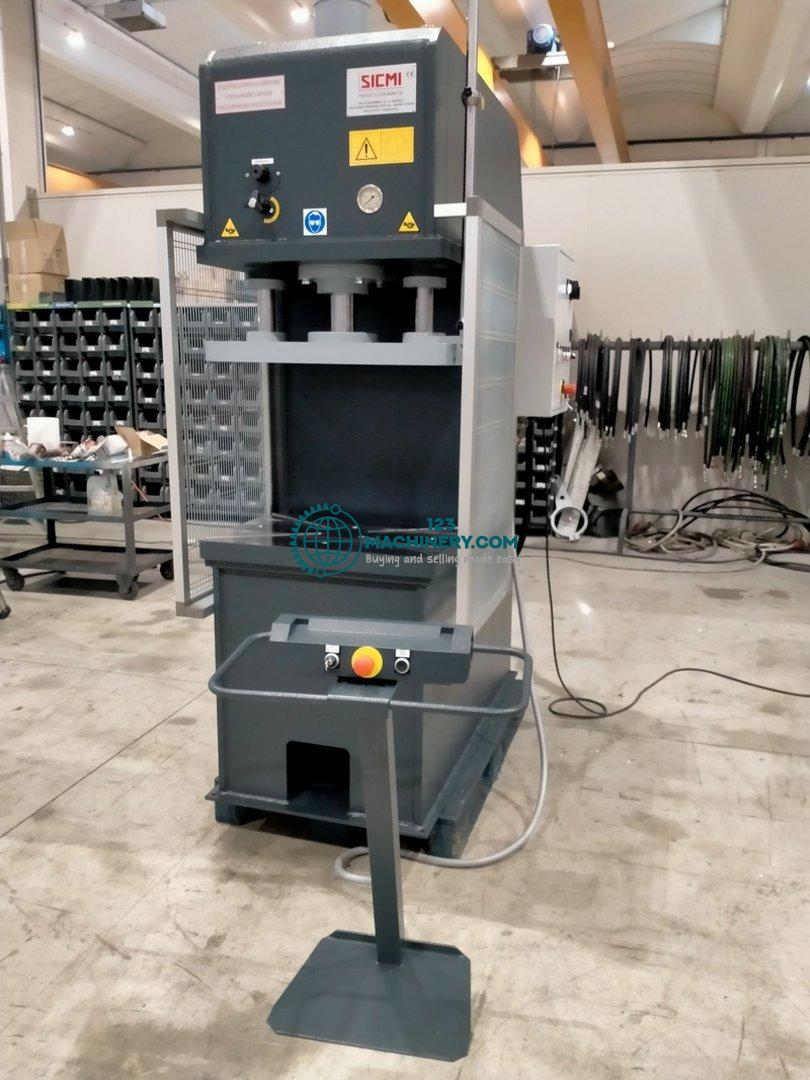 Hydraulic single column press SICMI PCL 40 A