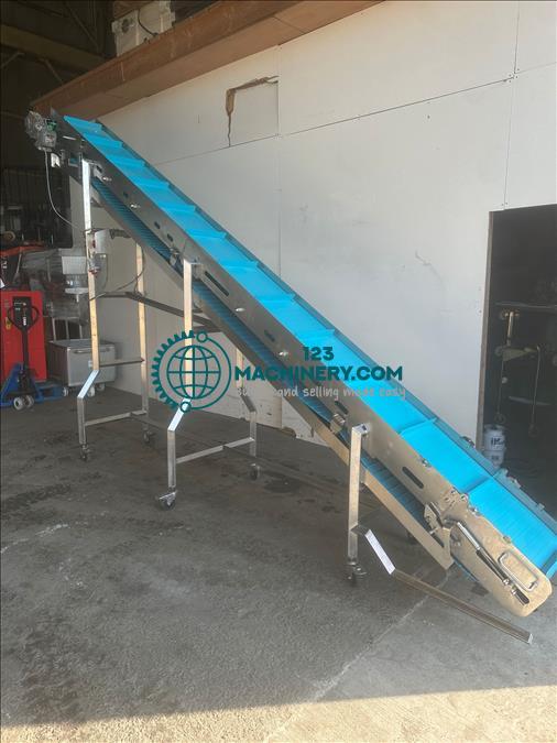 Toon advertentie Ambit Flighted elevator conveyor