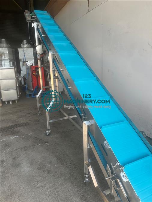 Toon advertentie Ambit Flighted elevator conveyor