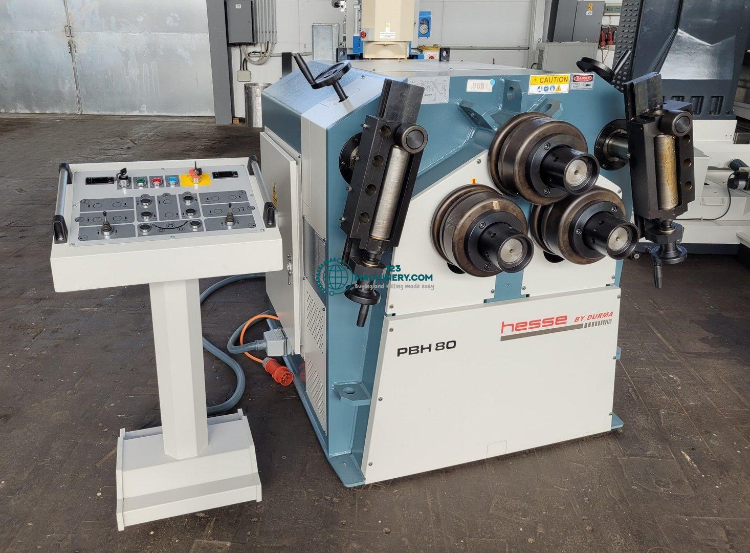 Profile bending machine with hydraulic feed of rol