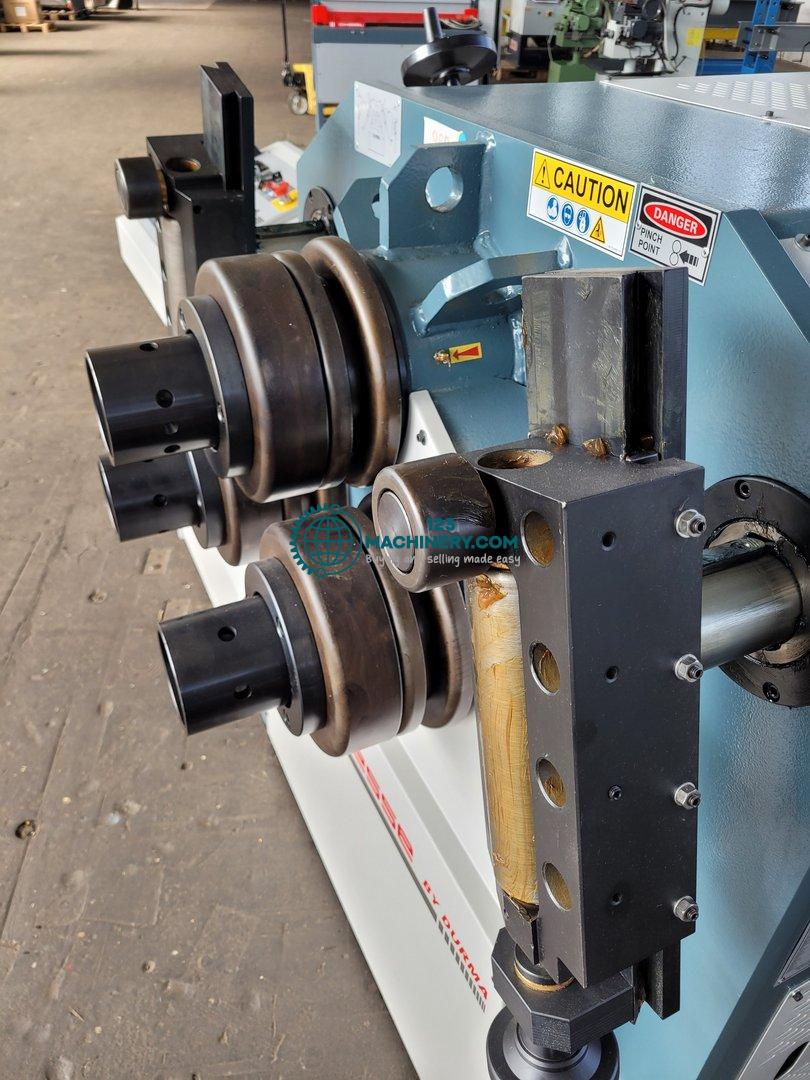 Profile bending machine with hydraulic feed of rol