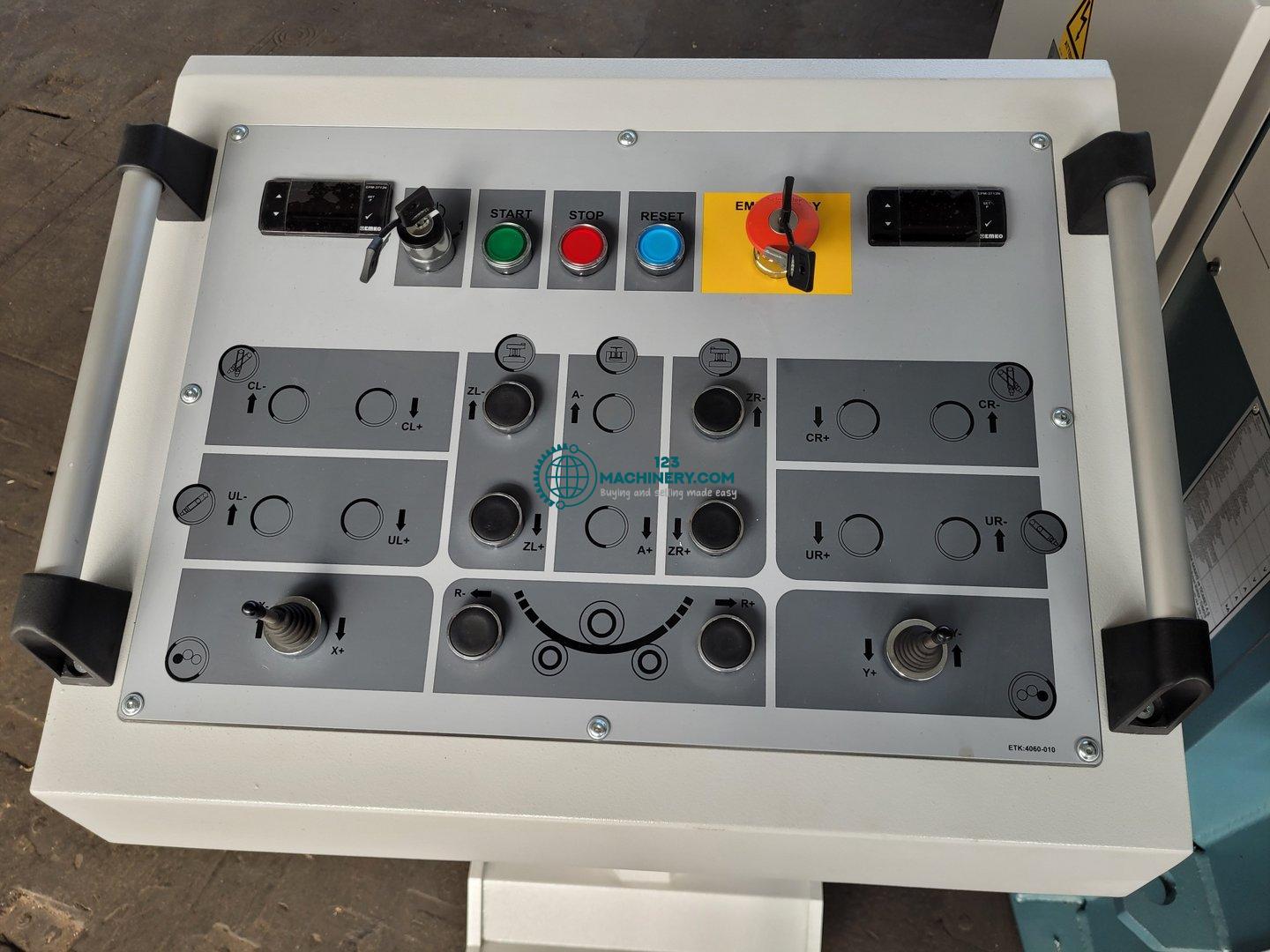 Profile bending machine with hydraulic feed of rol