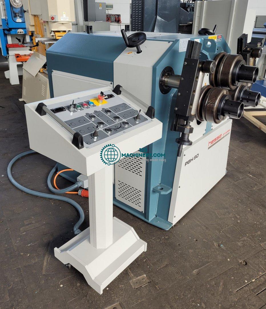 Profile bending machine with hydraulic feed of rol