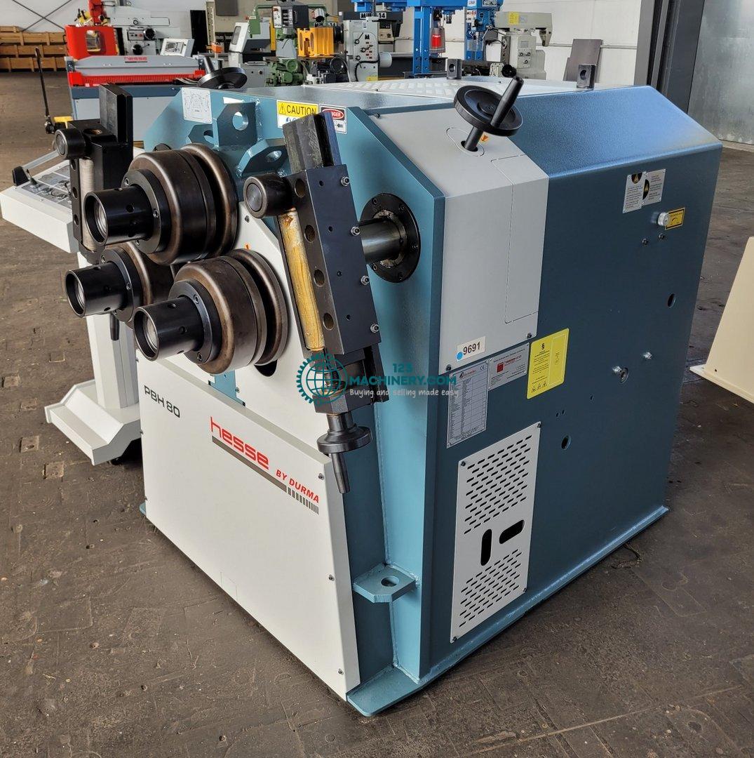 Profile bending machine with hydraulic feed of rol