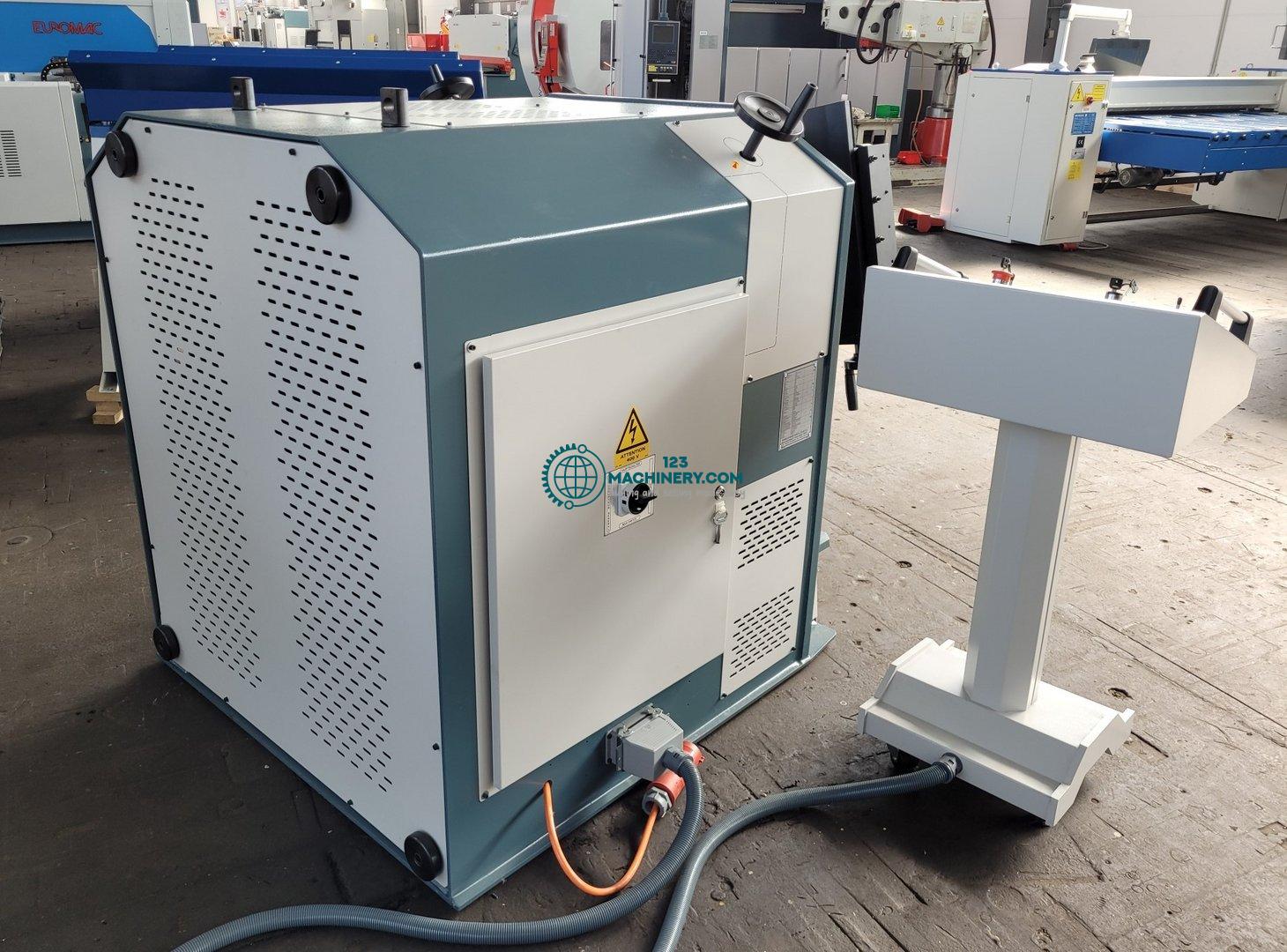 Profile bending machine with hydraulic feed of rol
